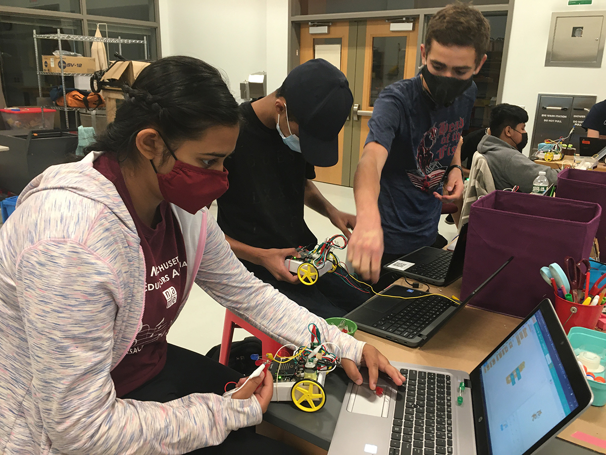 SHS students work on basic robot kits.